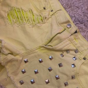 Adorable Neon yellow jean shorts 🌼